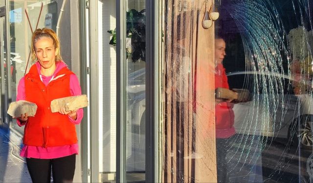 Adana'da iki kız kardeşin işlettiği düğün organizasyon ofisine taşlı saldırı