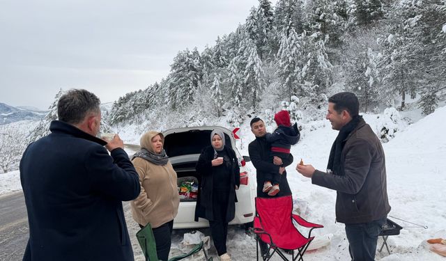 Adana'da karla mücadele: Mahsur kalan araçlar kurtarılırken vatandaşlara da sıcak içecek ikramı yapıldı