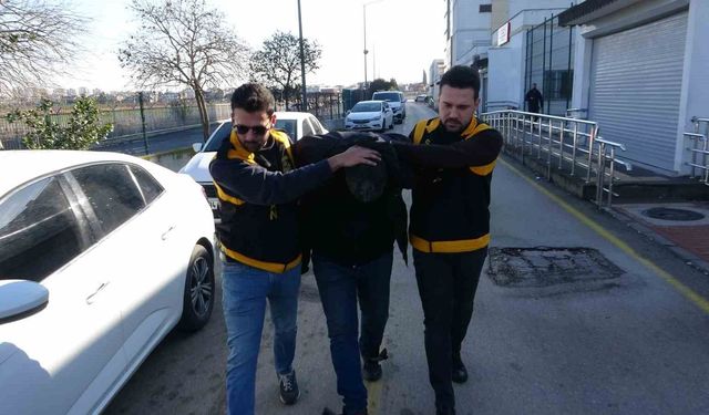 Adana'da kaskla servis aracının camını kıran sürücü serbest kaldı