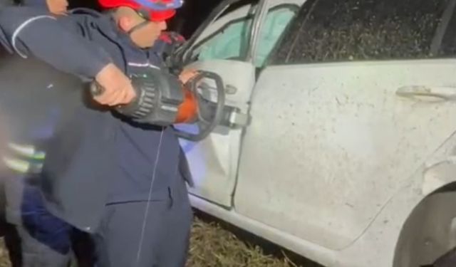 Adana'da şarampole yuvarlanan otomobildeki 2 kişi yaralandı