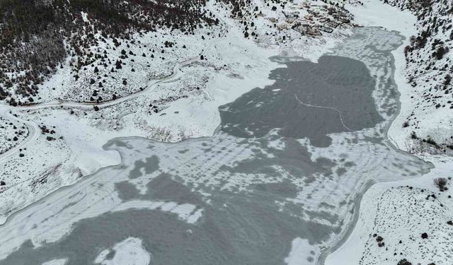 'Adana'nın Sibiryası'nda Kürebeli Barajı buz tuttu