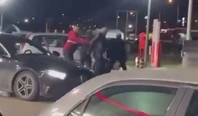 Akaryakıt istasyonunu boks ringine çevirdiler