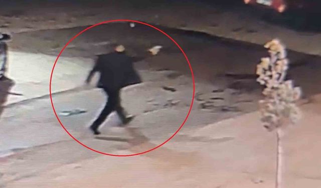 Akrabalar arasında silahlı kavga kamerada: Yeğenini vurdu, ardından kazara kendisini yaraladı