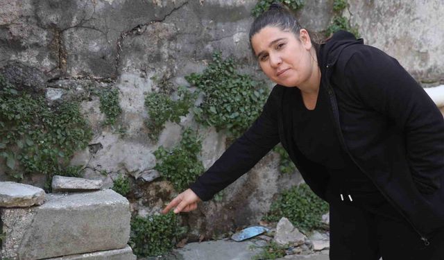 Annesinin yanındayken duvarın üzerindeki telefonu çaldı