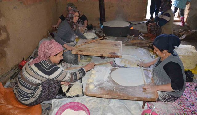 Antalyalı kadınların imece usulü yufka ekmek mesaisi