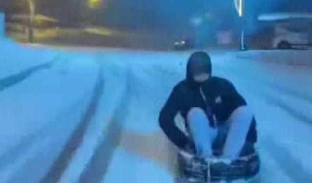 Aracın arkasına lastik bağlayıp oturdu, karda kayıp kayıt aldırdı