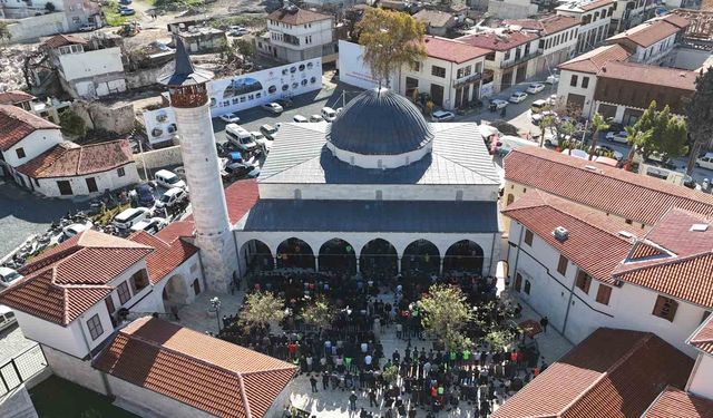 Asrın felaketinde yerle bir olan Habibi Neccar Camii'nde 6 Şubat'ın ardından ilk cuma namazı kılındı