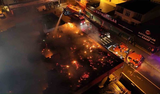 Ataşehir'de iki katlı binanın çatısında yangın