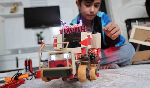 Atık malzemeler ve harçlığıyla traktör maketi üreten Selçuk, Selçuk Bayraktar'ı örnek alıyor