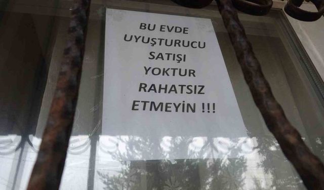 Bağımlılardan bıktı, evini camına 'Bu evde uyuşturucu satışı yoktur, rahatsız etmeyin' yazlı not astı