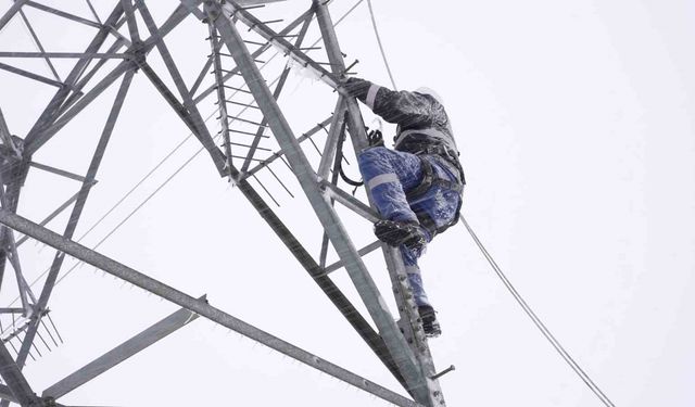 Bakan Bayraktar: 'Vatandaşlarımıza kesintisiz enerji akışı sağlamak için ekiplerimiz 7 gün 24 saat sahada'