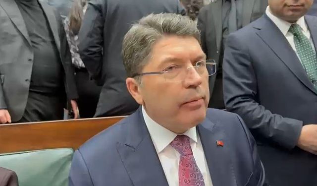 Bakan Tunç: 'Bayrak indirme olayıyla ilgili 14 kişi gözaltına alındı, gözaltı süreçleri devam ediyor'