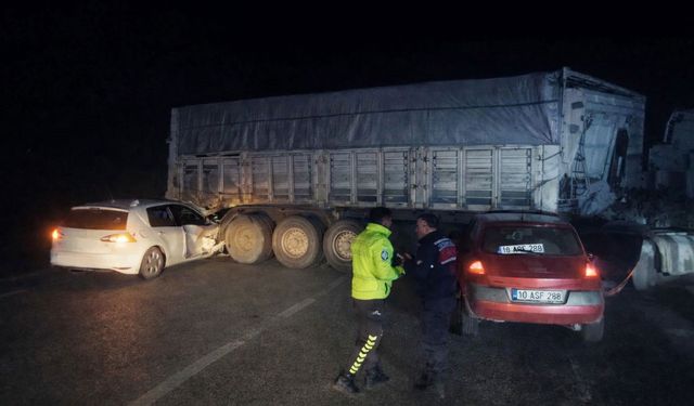 Bandırma'da otomobiller sisli yolda tır dorsesine çarptı: 8 yaralı
