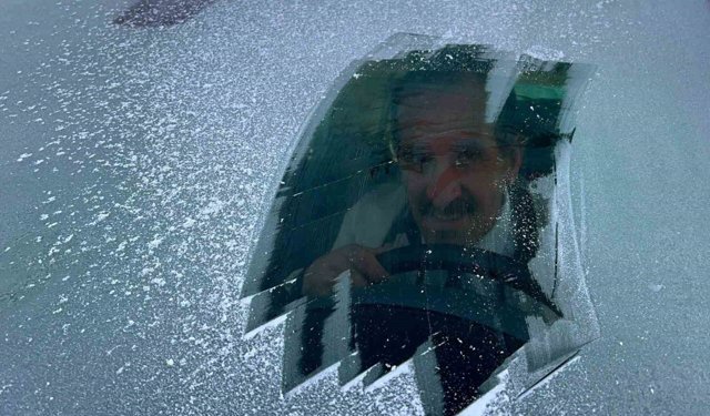 Bayburt'ta uzmanından tavsiye: Buzlanan camı zarar vermeden nasıl çözeriz!