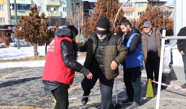 Beyaz bastonlarla engelleri aşmaya çalıştılar