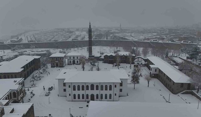 Beyaza bürünen 10 bin yıllık kent dronla görüntülendi