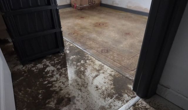 Beylikdüzü'nde 2 daireyi su bastı: Bina boşaltıldı