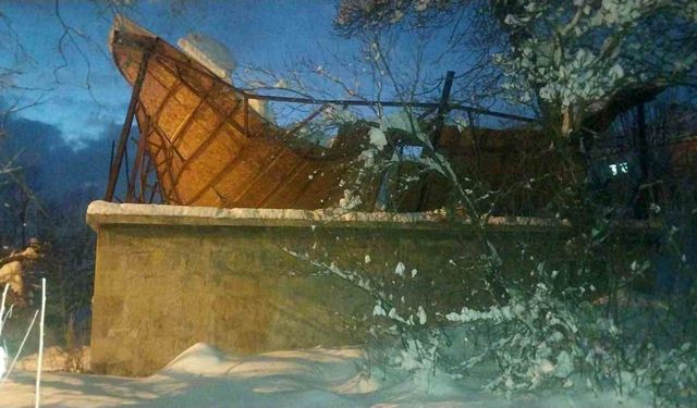 Bitlis'te karın ağırlığına dayanamayan çatı çöktü