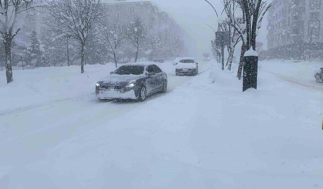 Bolu'da yoğun kar yağışı: Göz gözü görmüyor