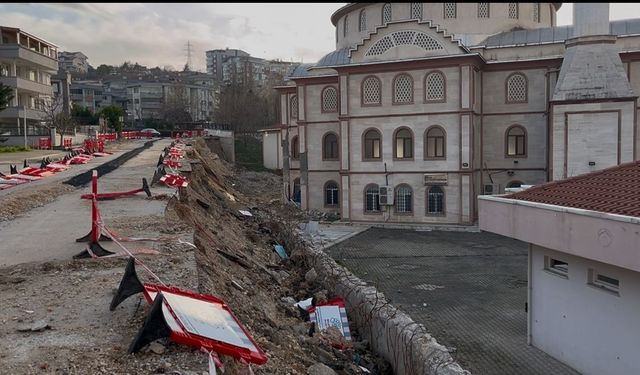 Bursa'da 2 aylık çile...Çöken duvar yolu da camiyi de kapattı