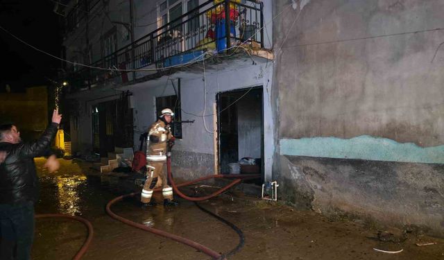 Bursa'da 2 katlı evde çıkan yangın korkuttu