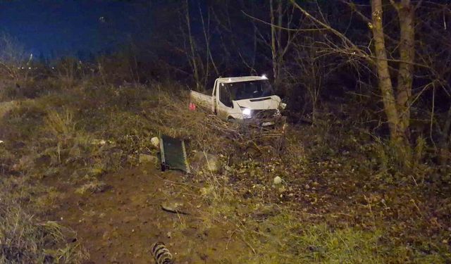 Bursa'da akıl almaz trafik kazası: Demir bariyerler araçların üzerine düştü