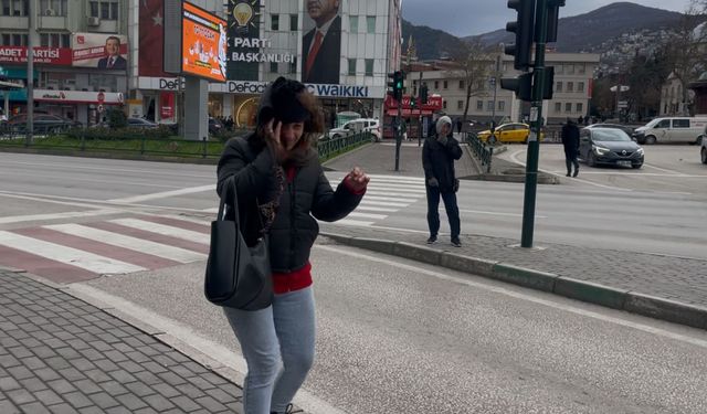 Bursa'da fırtına uçurdu...Yolda yürümekte güçlük çektiler