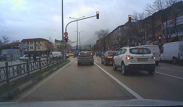 Bursa'da kırmızı ışık ihlali kaza getiriyordu...Yayanın canını hiçe saydı