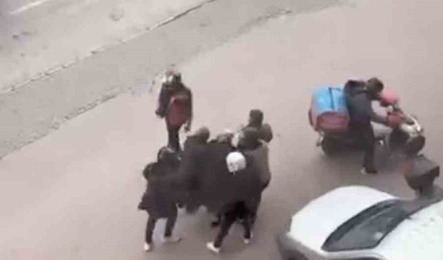 Bursa'da lodosa yakalanan yaşlı kadına kuryeler siper oldu