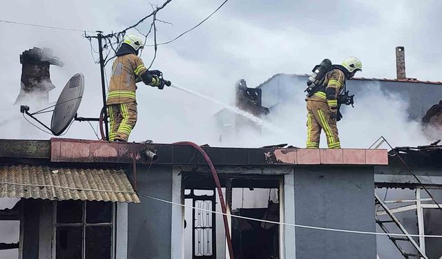 Bursa'da müstakil evde yangın: Dumandan etkilenen yaşlı adam hastaneye kaldırıldı