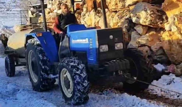 Buzlanmış yolda üç traktörü birbirine bağlayıp su taşıdılar
