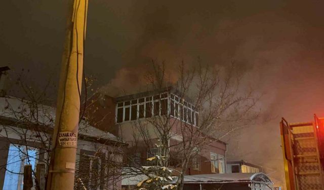 Çatıda çıkan yangın 2 saatte söndürüldü