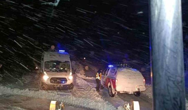 Çermik'te karda mahsur kalan ambulans kurtarıldı
