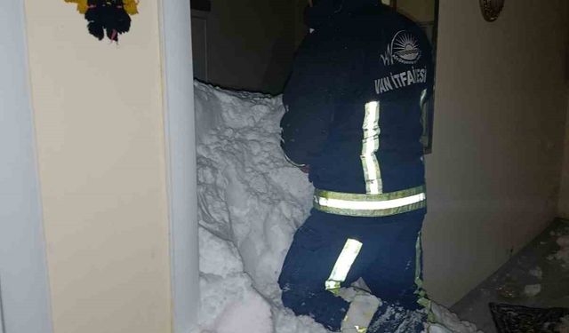 Çığ düştü: 1 kişi kayıp, 22 ev boşaltıldı