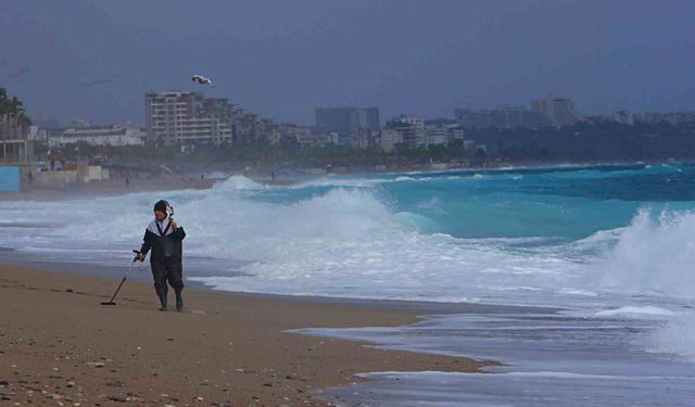 Define avcıları fırtınada iş başında: Dev dalgaların vurduğu sahilde dedektörle arama yaptılar