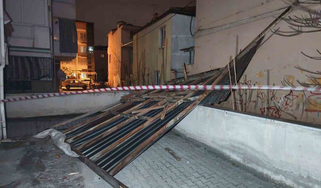 Denizli'de fırtına ağaçları devirdi, çatıları uçurdu