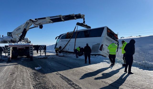 Diyarbakır'da yolcu otobüsü devrildi: 6 yaralı