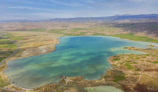 Efsanesi dilden dile dolaşan göl tamamen dondu