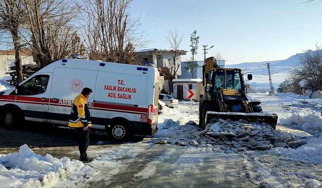 Ekipler ambulansın yolunu açtı, anne ve bebek hastaneye ulaştırıldı