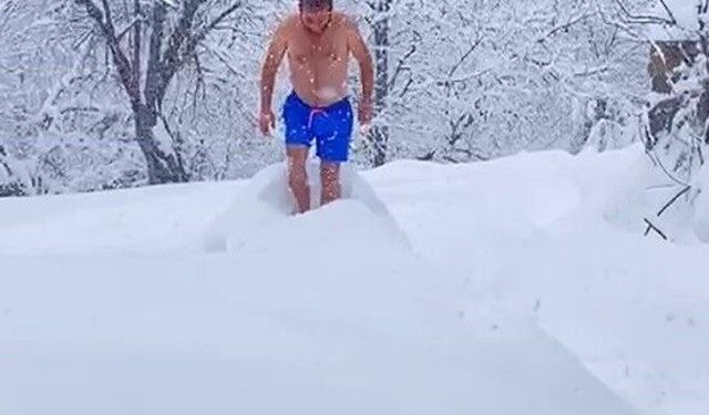 Eksi 10 dereceyi aldırmadan şortuyla karda yüzdü