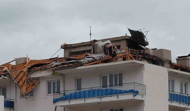 Fırtına ilçe emniyet amirliğinin çatısını uçurdu