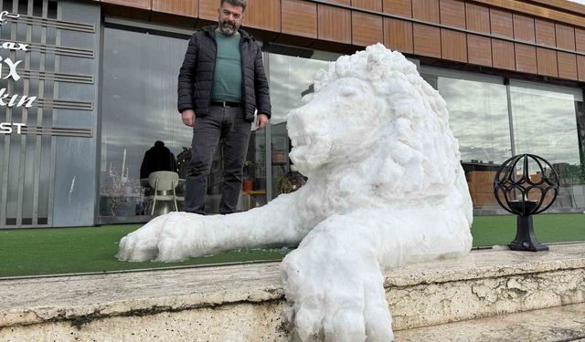 Her detayını 3 saat boyunca kaşıkla tek tek işledi, ortaya kardan aslan çıkardı