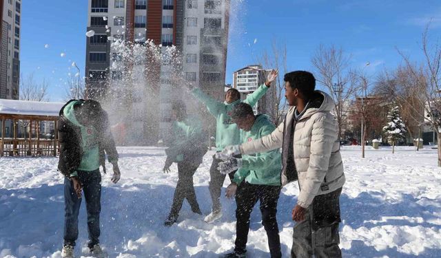 İlk kez karla tanışan Afrikalı öğrenciler doyasıya eğlendi