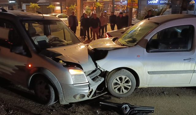 İnegöl'de iki araç kafa kafaya çarpıştı: 3 yaralı