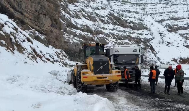 İpek yolunda tır kuyruğu: Hakkari Şırnak karayolunda yüzlerce tır mahsur kaldı