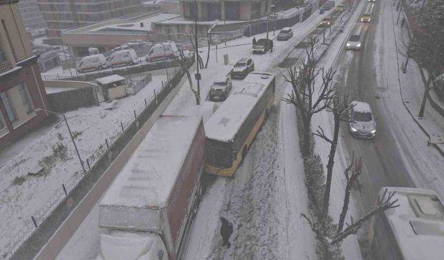 İstanbul'da kar kazaları da beraberinde getirdi, İETT otobüsü park halindeki kamyona çarptı