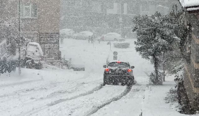 İstanbul'da kar yağışı, araçlar güçlükle ilerledi