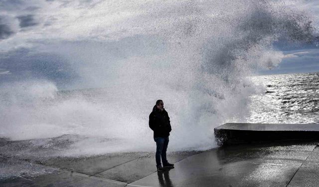 İstanbul'da lodos etkili oldu, dev dalgalar sahili kapladı