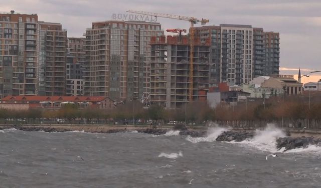 İstanbul'da lodos etkili oluyor: Fatih ve Zeytinburnu'nda dev dalgalar