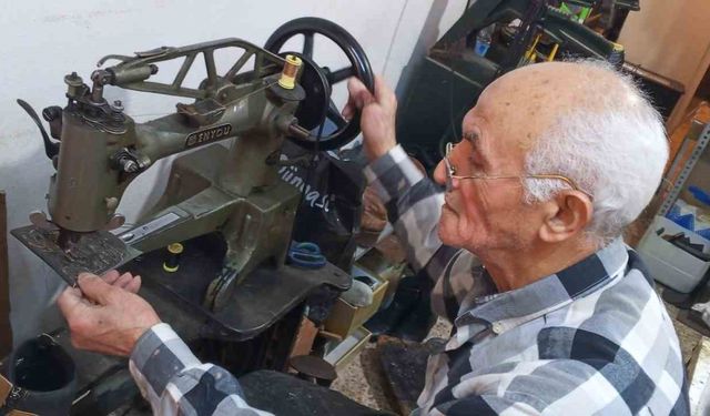 İzmir'de 60 yıllık ayakkabı ustası teknolojiye karşı direniyor